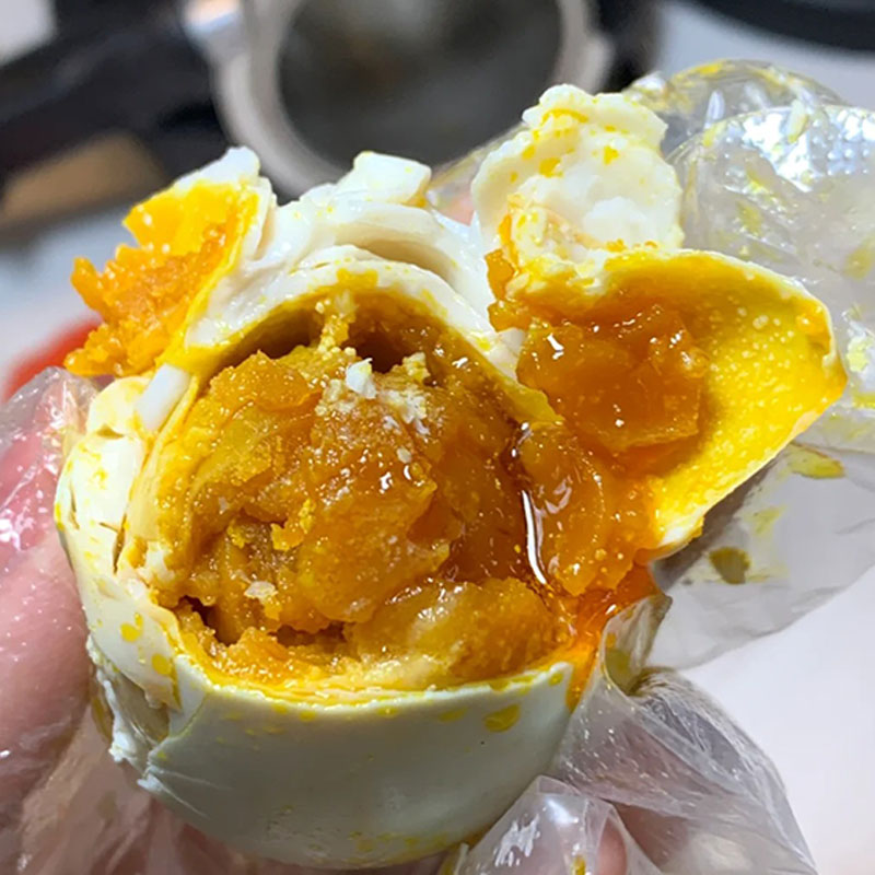 路边摊咸鸭蛋美食早餐品