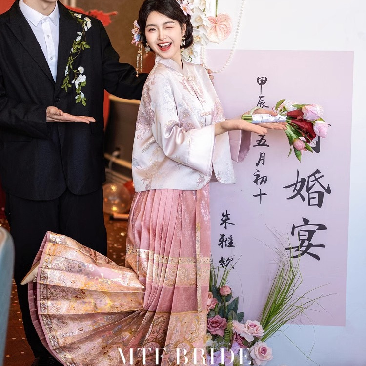 2025新款新中式婚服马面裙汉服套装上衣订婚礼