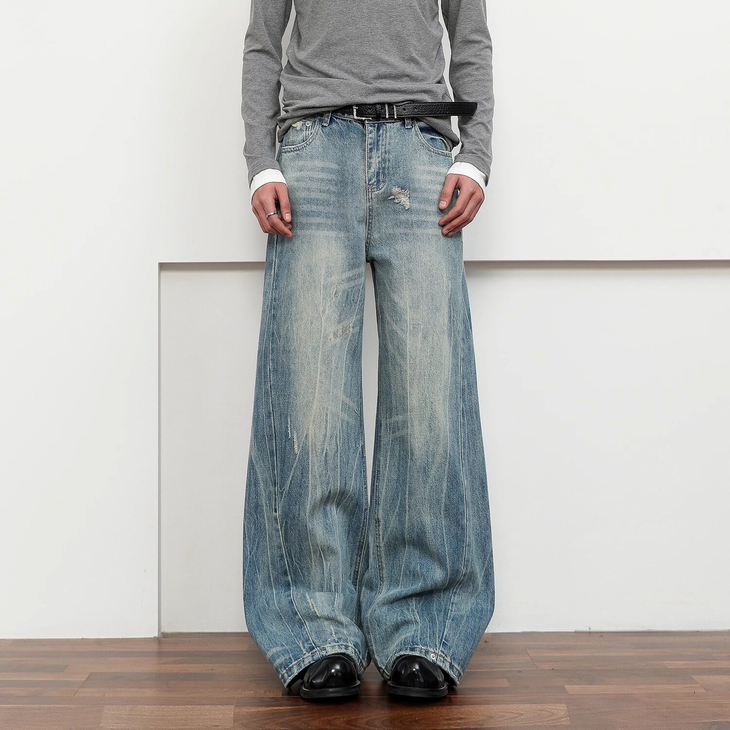 Vintage distressed ripped jeans with wide legs美式破洞牛仔裤