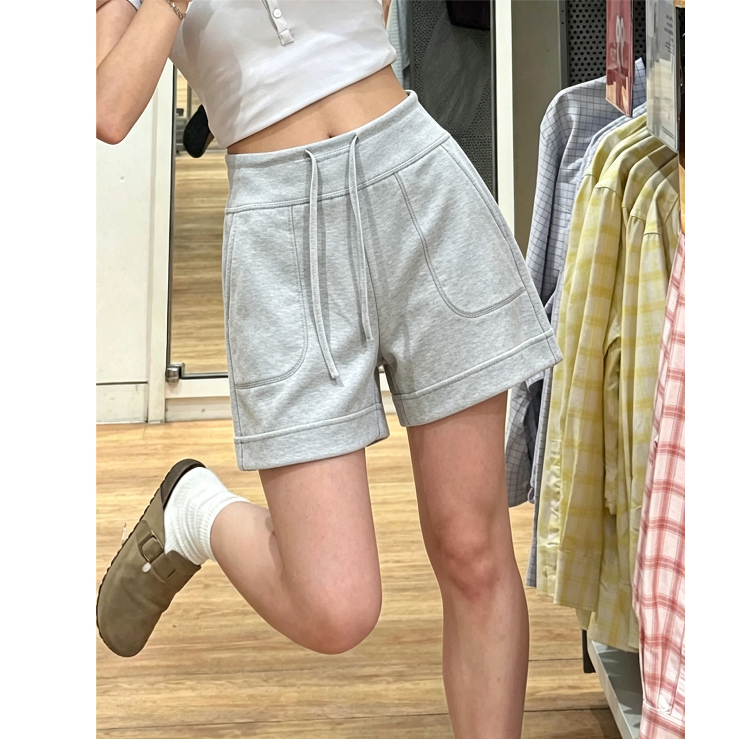 灰色莫代尔凉感透气运动短裤女夏季薄款高腰阔腿显瘦休闲三分热裤