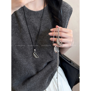 钛钢不掉色梳子吊坠项链女设计感小众长款毛衣链秋冬百搭挂脖配饰