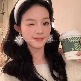 超闪锆石毛绒雪花珍珠耳钉女2026年新款轻奢气质耳环高级感耳饰品