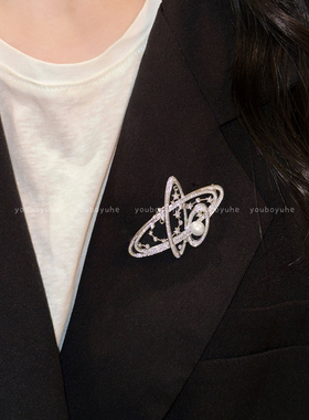 小香风西太后土星珍珠胸针女轻奢高级感小众精致别针大衣胸花配饰