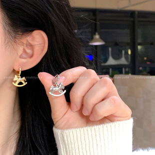 超好看！碎冰冰木马耳环女冬季独特漂亮吊坠耳扣2025新款高级耳饰