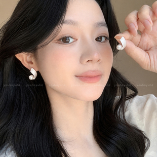 弧光白珠~银色拉丝珍珠耳环女2026新款独特设计耳钉简约时尚耳饰