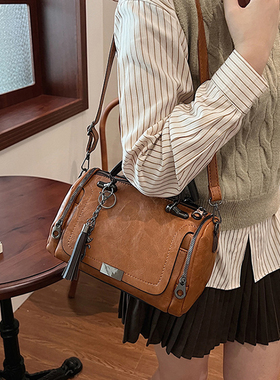 手提包枕头包女士2026新款复古质感流苏波士顿包多口袋单肩斜挎包