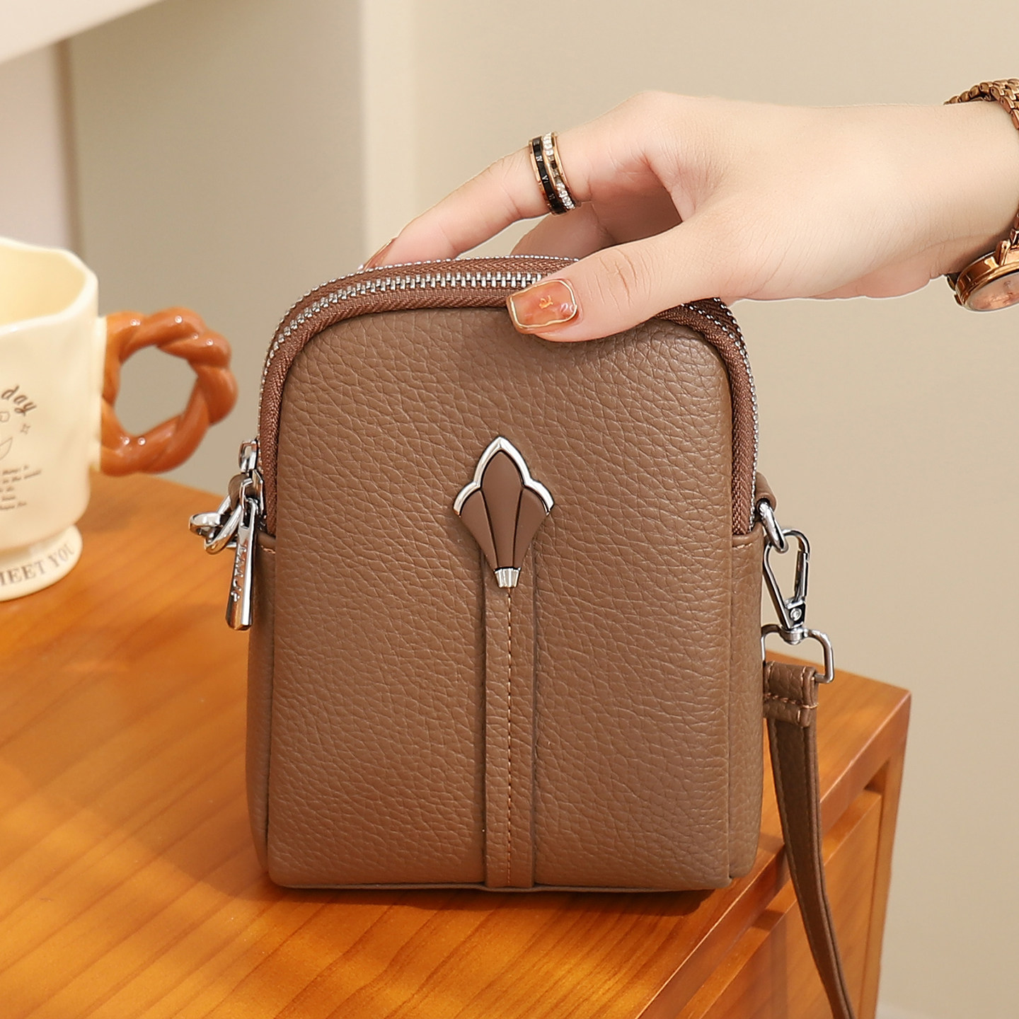 手机包女包斜挎2026新款小巧轻便小挎包高级感小众百搭软皮小包包