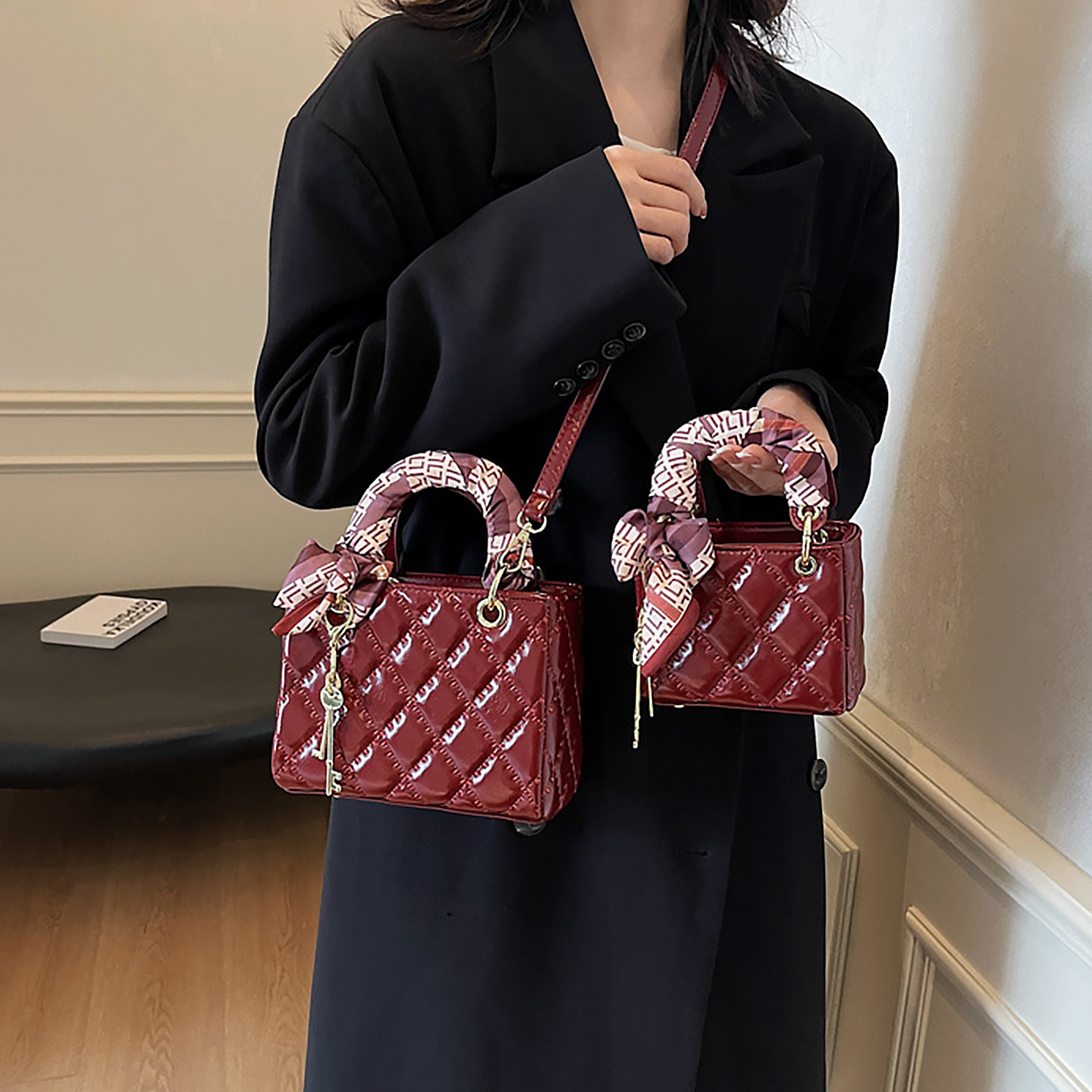 高级感漆皮菱格手提包女包新款小方包丝巾装饰红色婚包单肩斜挎包