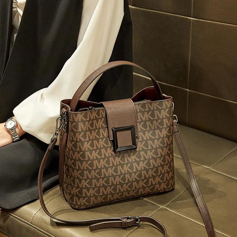 香港名牌女士包包高级感水桶包2024新款真皮单肩斜挎包百搭手提包