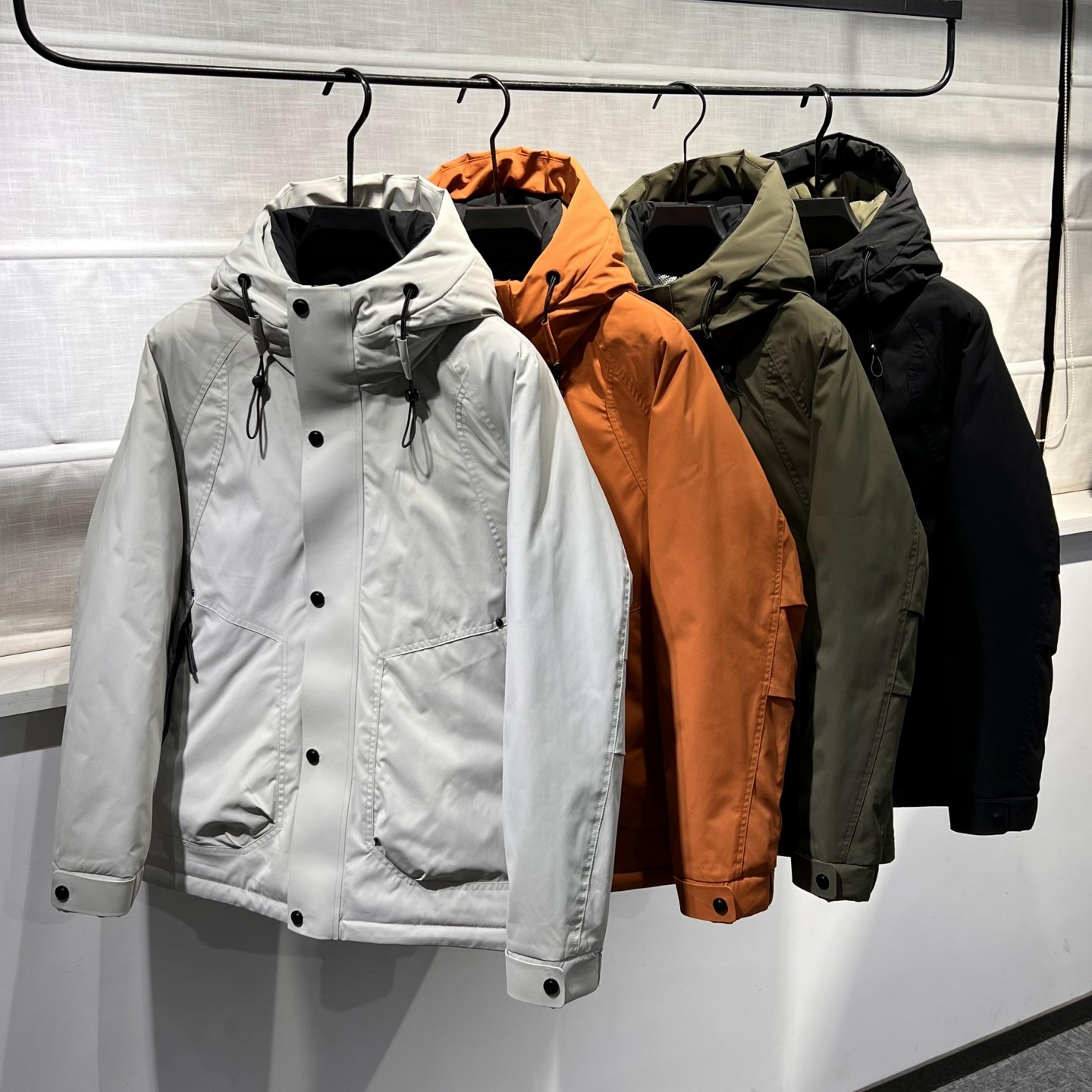 男士时尚休闲短款连帽羽绒服2025冬季新款保暖百搭舒适外套男女款