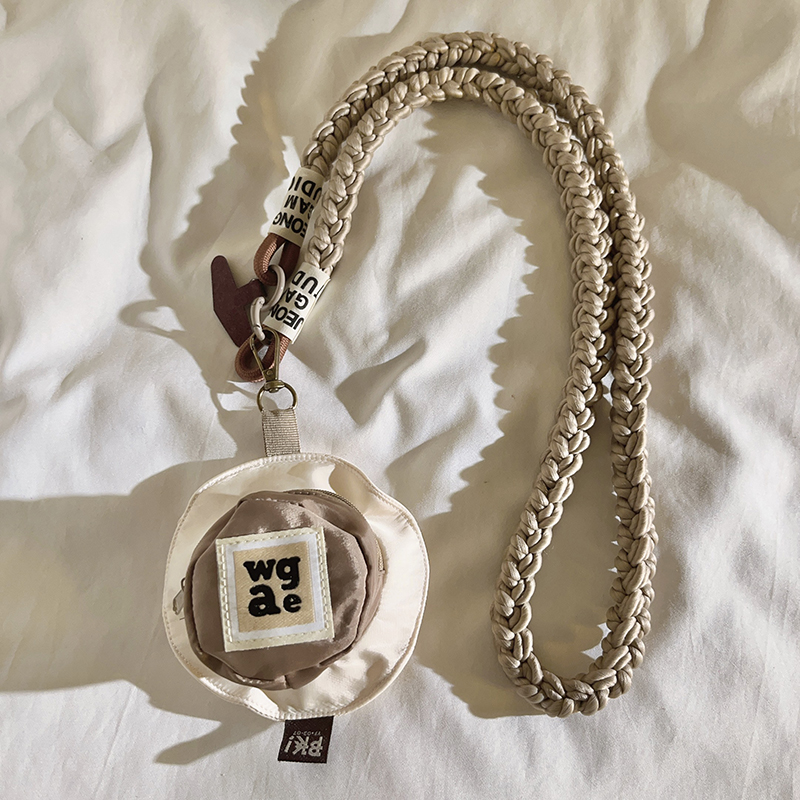 时尚百搭奶咖帽子包挂件适用手机壳编织尼龙斜跨长绳户外收纳零钱袋结实耐用防丢挂链CCD相机侧背便携挂绳女