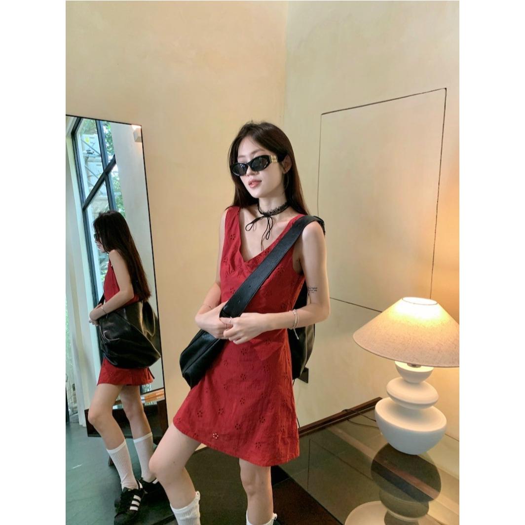 法式红色v领无袖背心连衣裙子女夏季2024新款感海边度假短裙单件