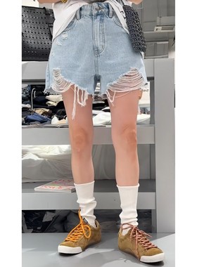 秒发诗歌兰58330气质百搭浅蓝色破洞毛边牛仔短裤25秋季新款女装