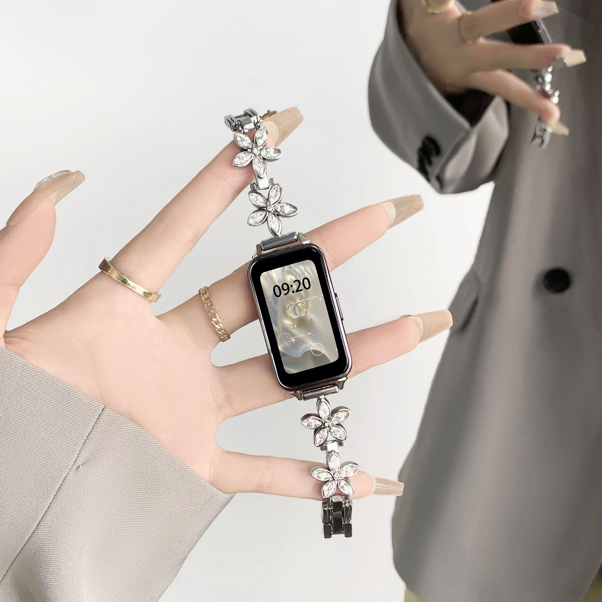 金属表链五瓣花个性女生时尚表带