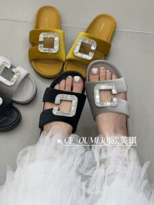 2026年夏季新款平底一字拖女外穿方扣丝绸水钻名媛拖鞋女凉拖鞋