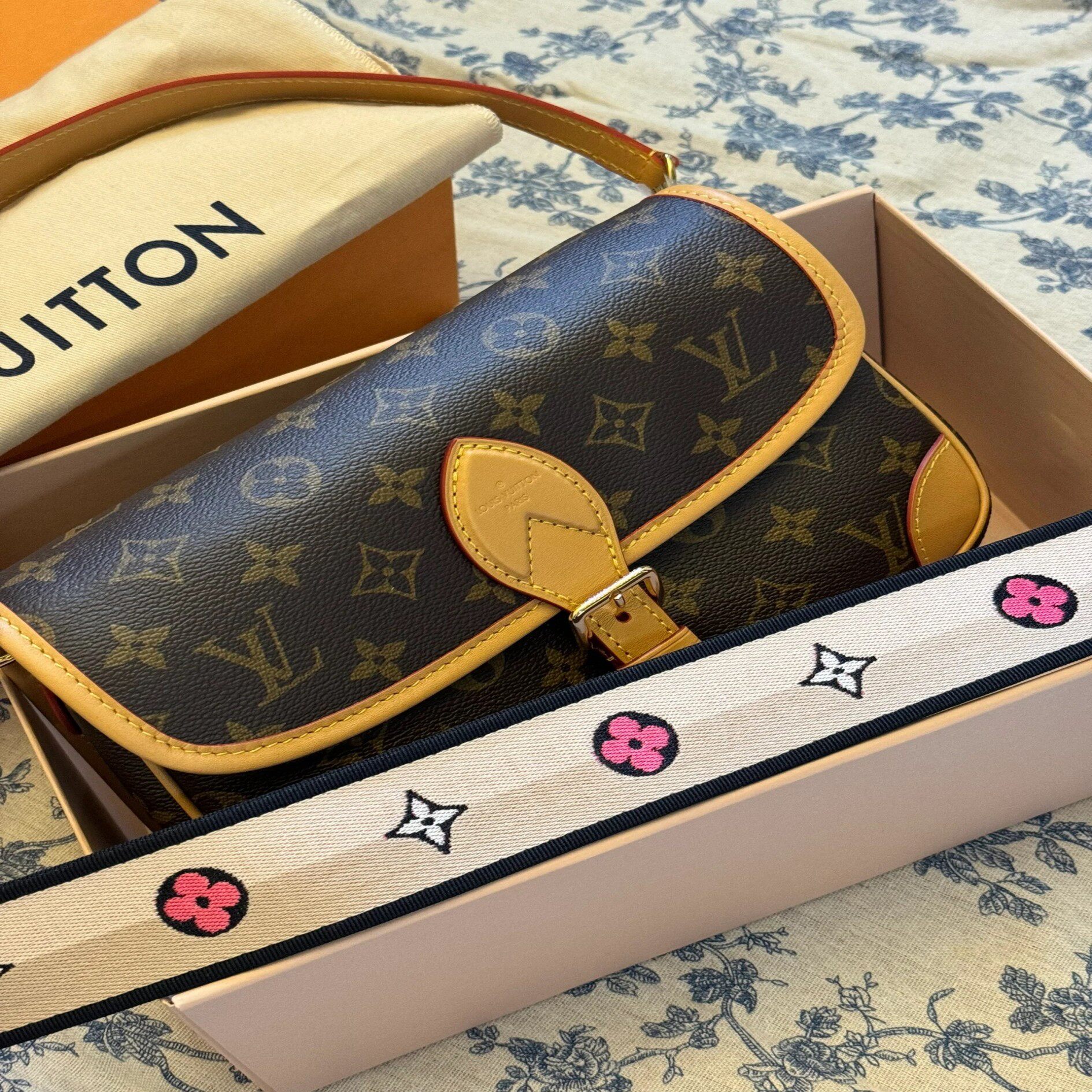 代购lv/路易威登女包老花法棍包翻盖包diane腋下包单肩挎包m45985