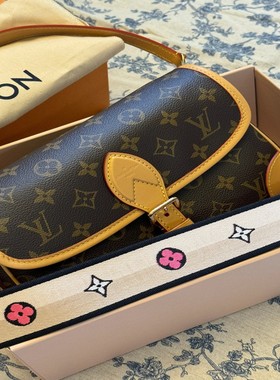 代购LV/路易威登女包老花法棍包翻盖包DIANE腋下包单肩挎包M45985