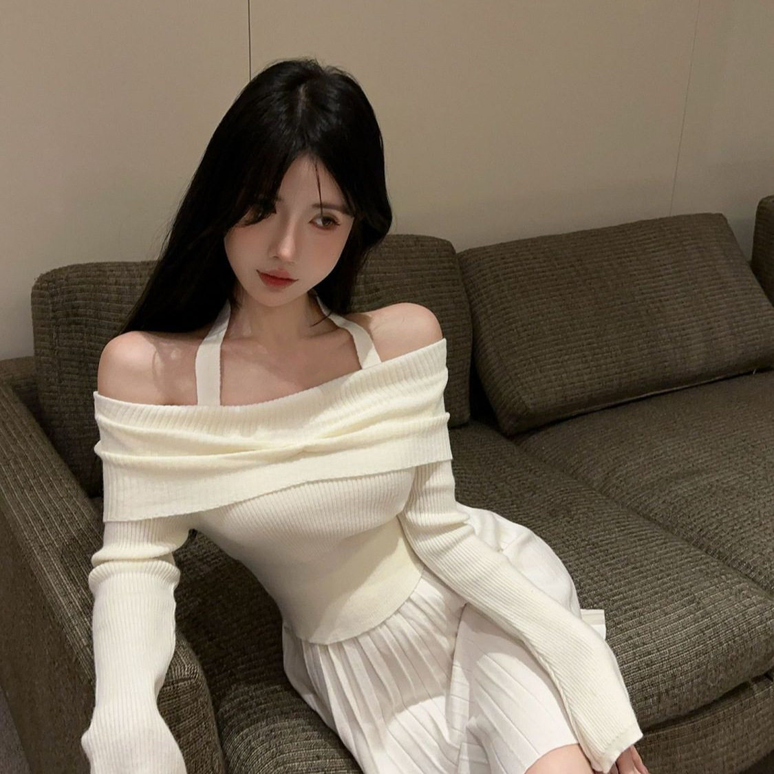 纯欲性感挂脖露肩设计感修身针织衫高腰显瘦百褶半身裙秋季