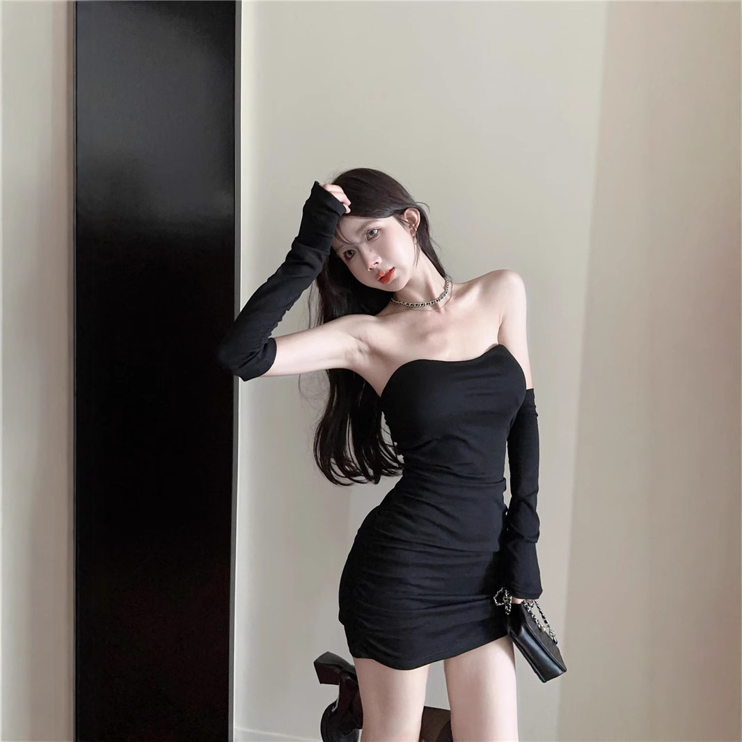 黑色辣妹一字肩抹胸连衣裙女小个子气质紧身显瘦包臀裙带袖套裙子