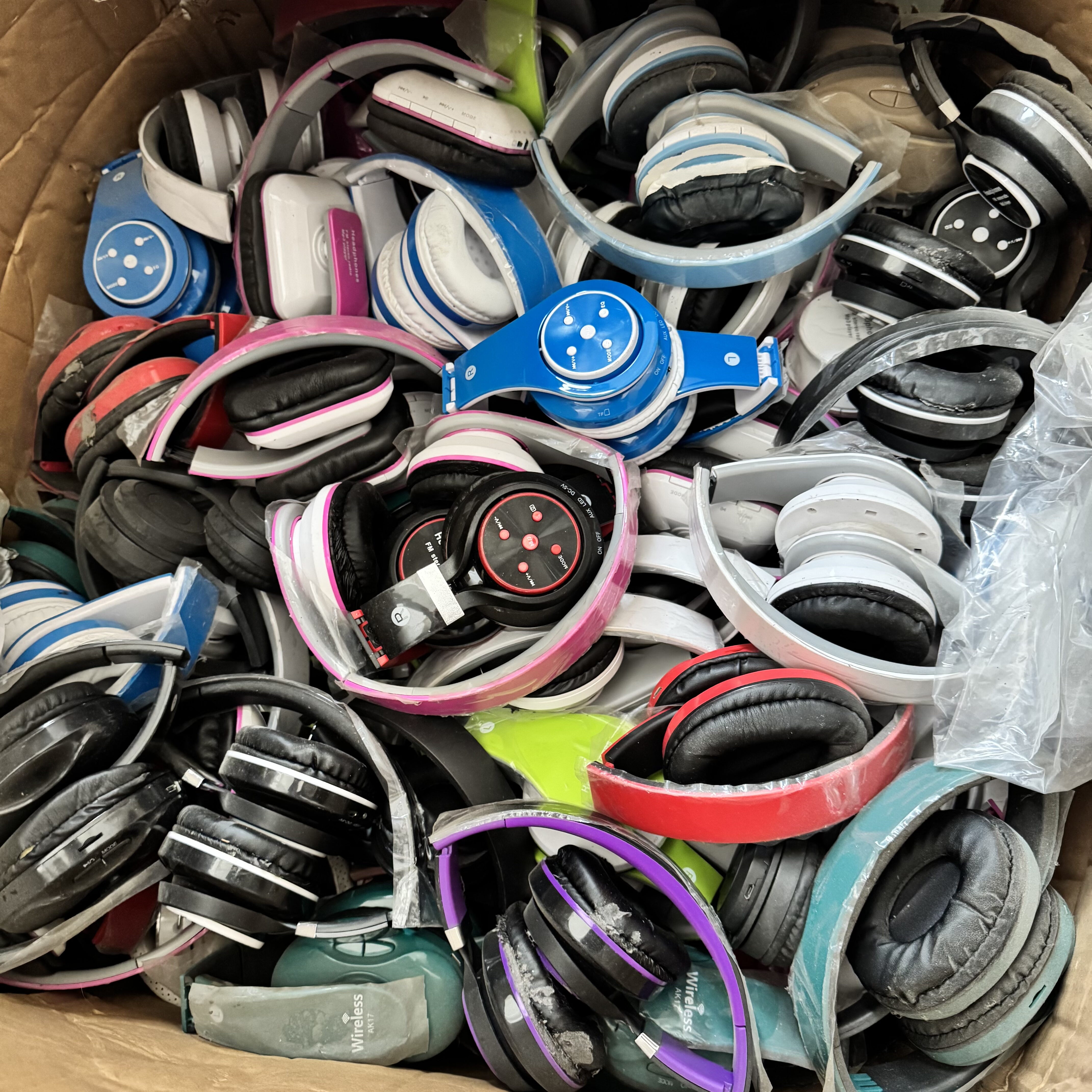 库存头戴式蓝牙耳机掉皮 当卖个芯片钱 默认坏大小随机发