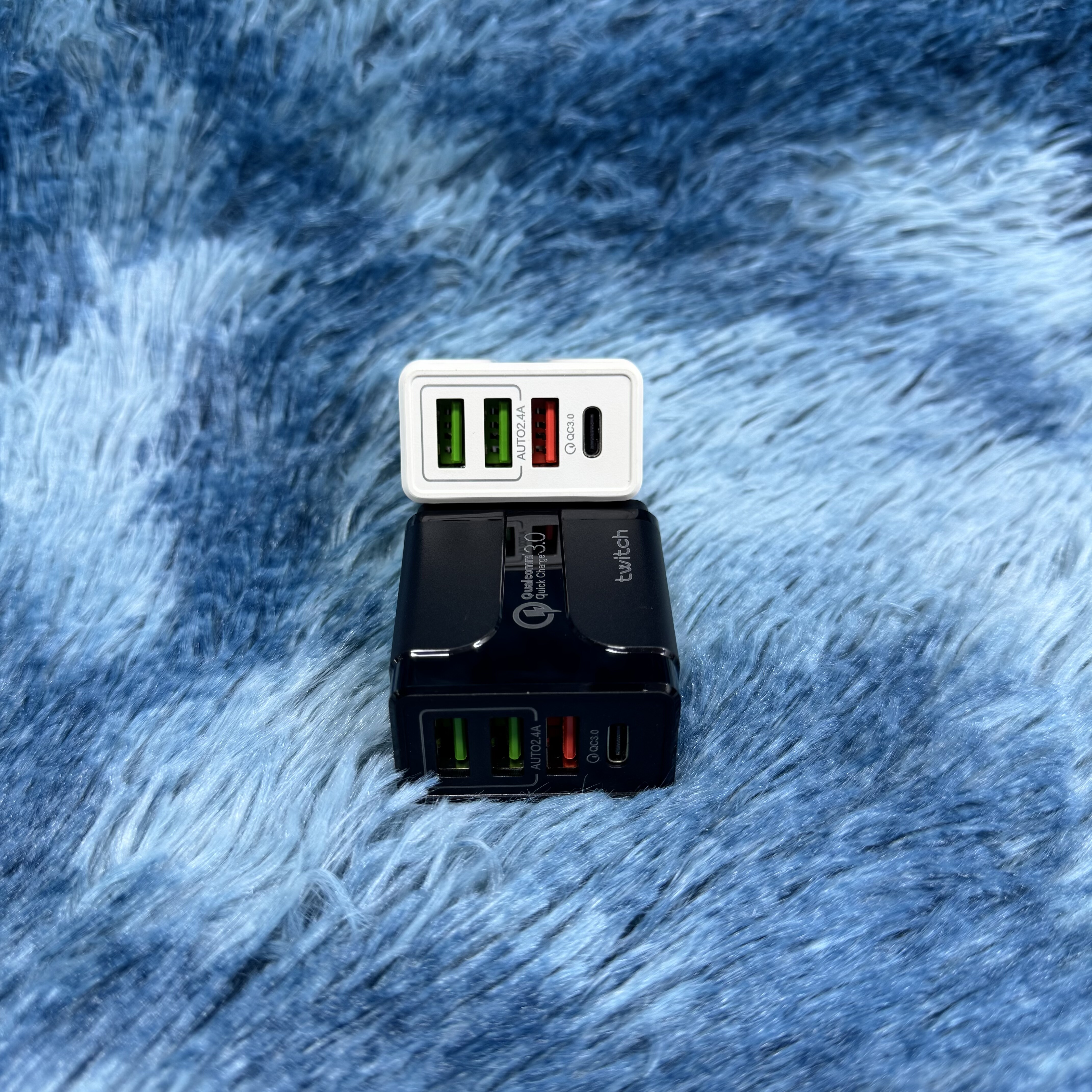 MJ08 马甲三USB+PD快充 美规充电器充电头 颜色随机发