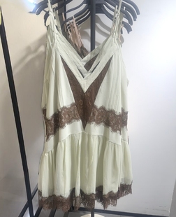 VM NY NB UR2026春甜辣纯欲风蕾丝拼接V领吊带连衣裙女7200315 z