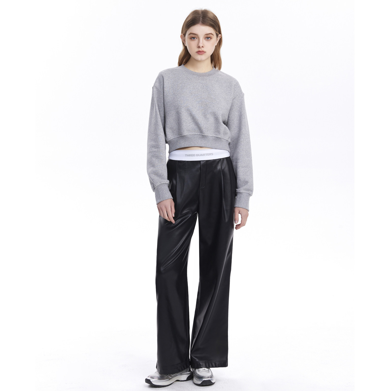 three quarters23圆领钢印logo细闪卫衣翻拼腰头蛋白皮西装阔腿裤