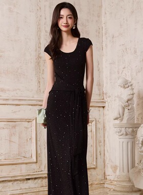 Three Quarters25SS 黑色圆领弹力针织玫瑰花朵装饰系带连衣长裙