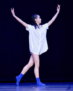 现代舞女童白色衬衫儿时独舞演出服老爸我我街舞衬衣玩伴玩伴爵士