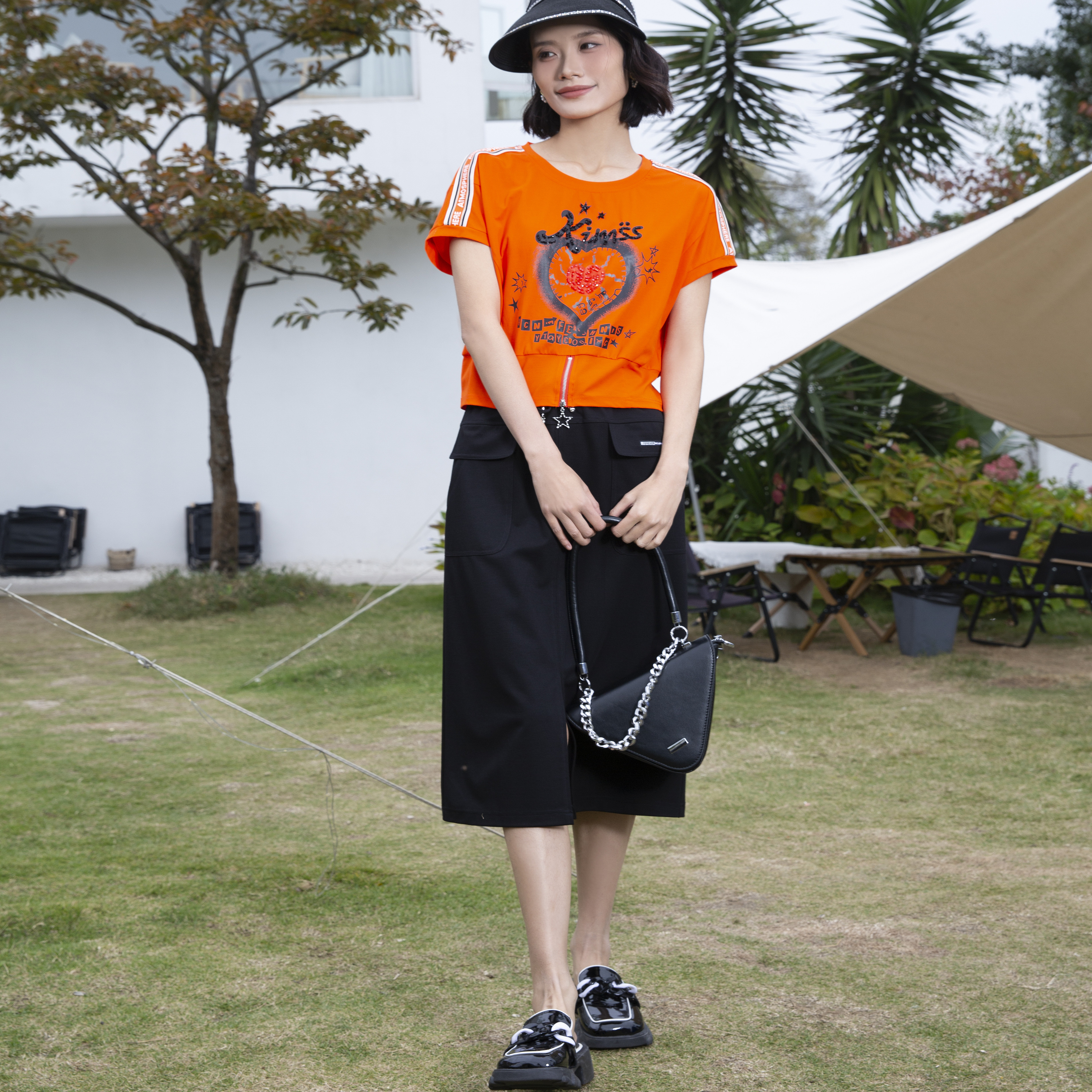 盈达黑色中长款休闲半身裙开叉时尚百搭显瘦裙子+桔色短袖上衣