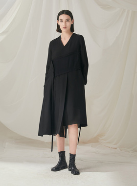 MAO MART原创｜新中式V领长袖黑色拼褶A摆不规则连衣裙