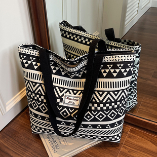 大容量几何印花帆布托特包包2025新款时尚托特包女小众学生单肩包