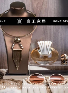 样板房现代软装衣帽间轻奢组合卧室高级摆件包包鞋子帽装饰软装