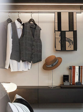 现代轻奢样板间男士衣帽间衣柜衣服西服鞋子帽子包包装饰品摆件