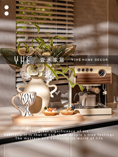 木色暖调样板间公寓厨房花瓶花艺咖啡机面包砧板滴滤壶装 饰品摆件