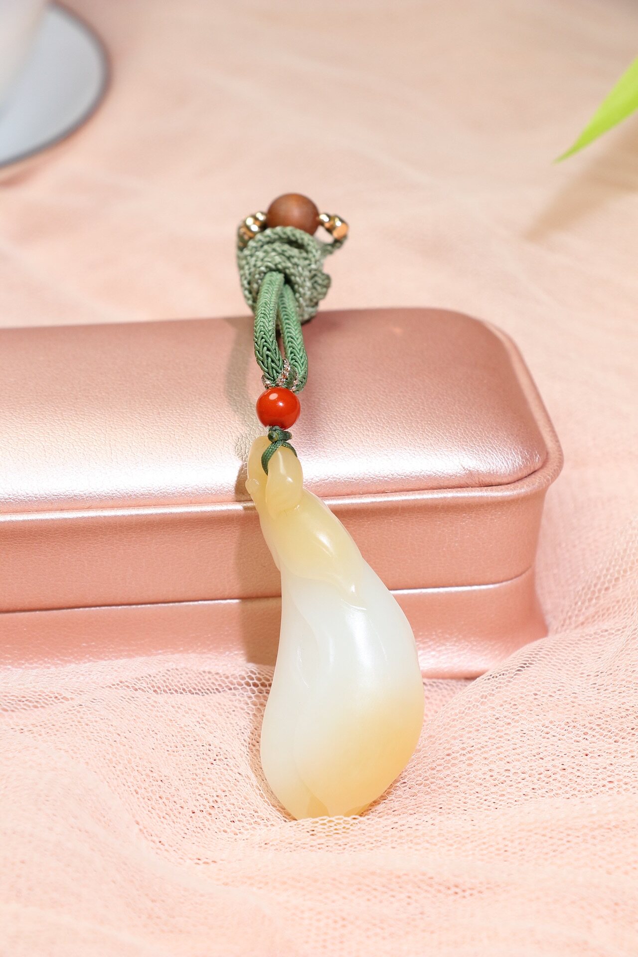 阿里拍卖新疆和田玉吊坠男女款糖白玉空谷幽兰玉兰花玉坠挂件玉饰