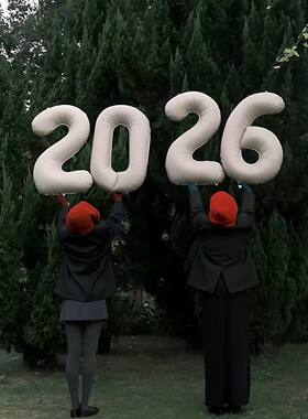 2026新年拍照气球跨年闺蜜情侣朋友出片氛围户外场景布置装饰道具