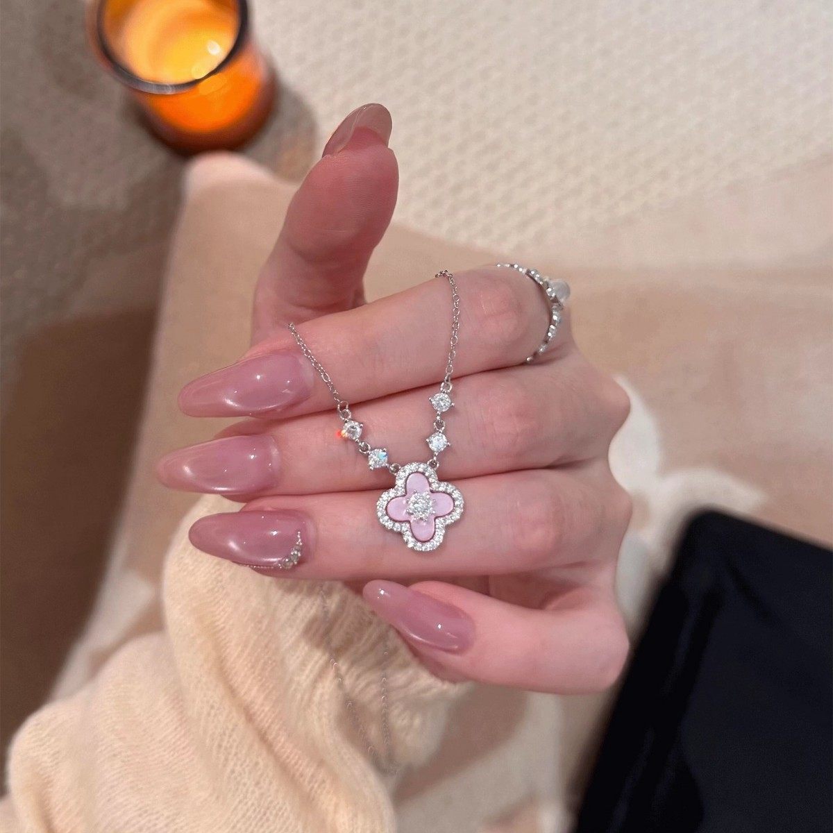 粉色滴胶四叶草项链女时尚小众轻奢设计感锁骨链个性高级感潮颈链 - 封面