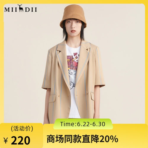 宽松版型，挺括垫肩设计，细腻条纹装饰