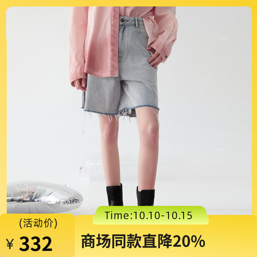 牛仔短裤，特殊洗水处理做出条纹装饰效果