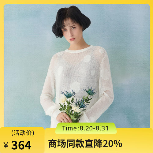 经松量针织手法交织而成，手感软糯蓬松