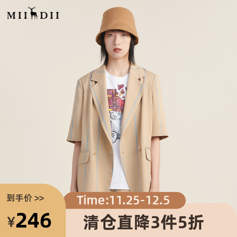 宽松版型，挺括垫肩设计，细腻条纹装饰