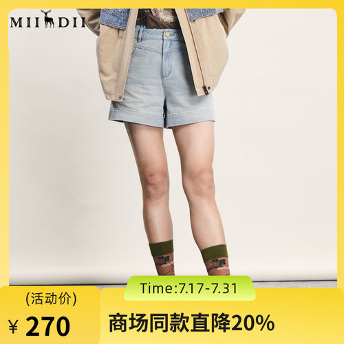 百搭牛仔短裤，廓形复古简洁，材质机理细腻