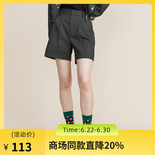 西装式短裤裤型，复古时髦，修饰身体线条