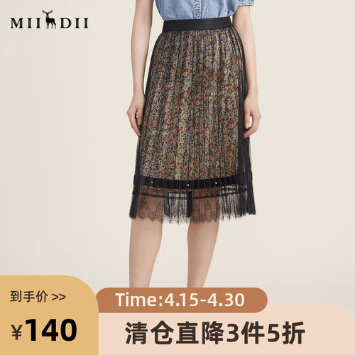 内件碎花图案，外件蕾丝及撞钉更显复古优雅