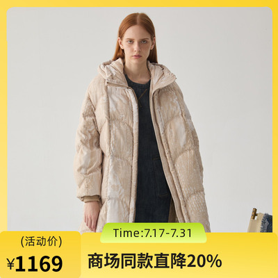谜底中长款羽绒服女2024冬款复古风纹理印花连帽鸭绒服244MY1592