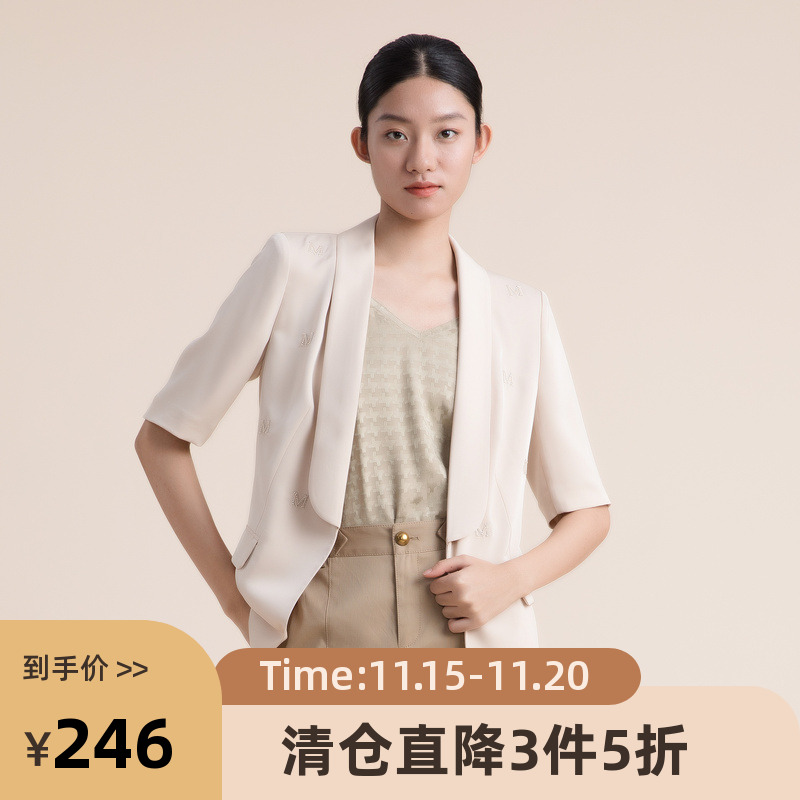 柔软光滑的微光面料,衣身装饰的字母绣花