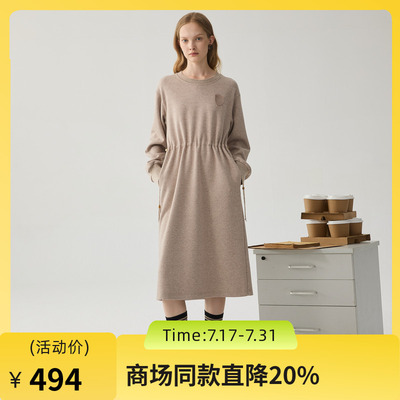 谜底卫衣裙长袖女2024冬新品休闲风套头抽绳收腰连衣裙244ML1621