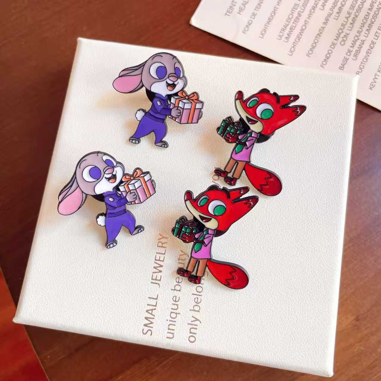 卡通疯狂动物城漫画徽章狐尼克朱迪兔金属胸针男女衣服包包装饰