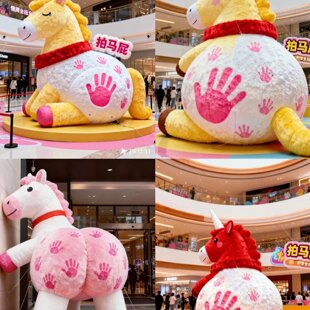 玻璃钢泡沫雕塑2026年马年元旦拍马屁装置打卡IP拍照美陈雕塑定制